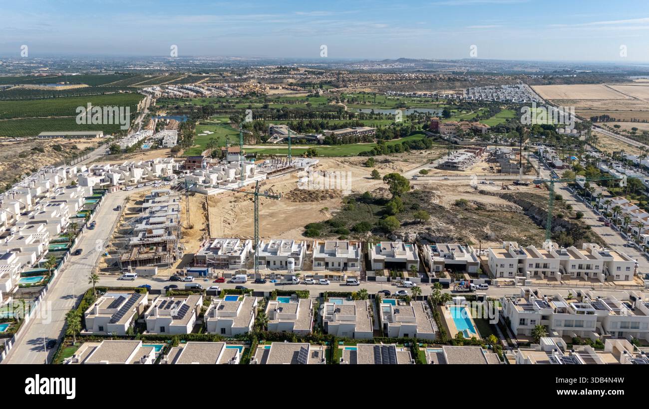 Foto con drone che mostra lo sviluppo di abitazioni, golf resort, cantieri edili e terreni agricoli sullo sfondo Foto Stock
