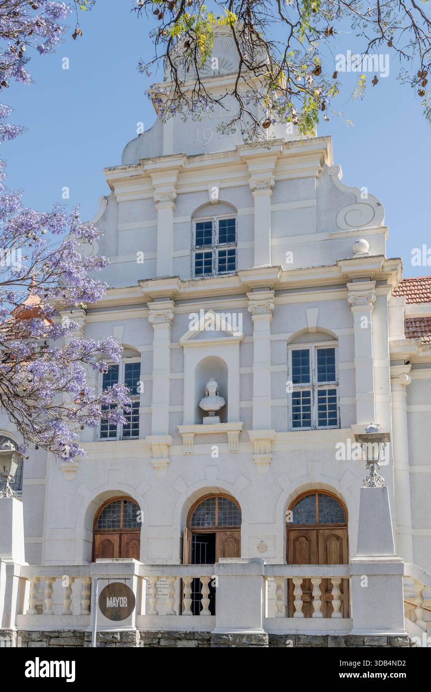 Paesaggio urbano con facciata vittoriana ornata presso l'edificio storico della municipalità locale di Dr. Beyers Naudé, girato alla luce della tarda primavera a Graaff-Reine Foto Stock