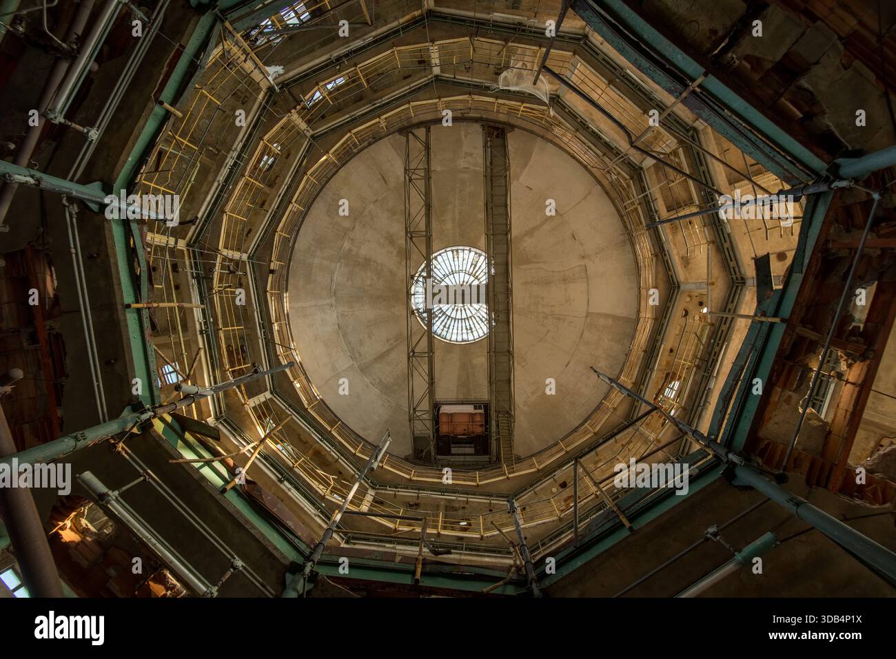 All'interno di una cupola industriale abbandonata con passerelle in metallo e lucernario centrale Foto Stock