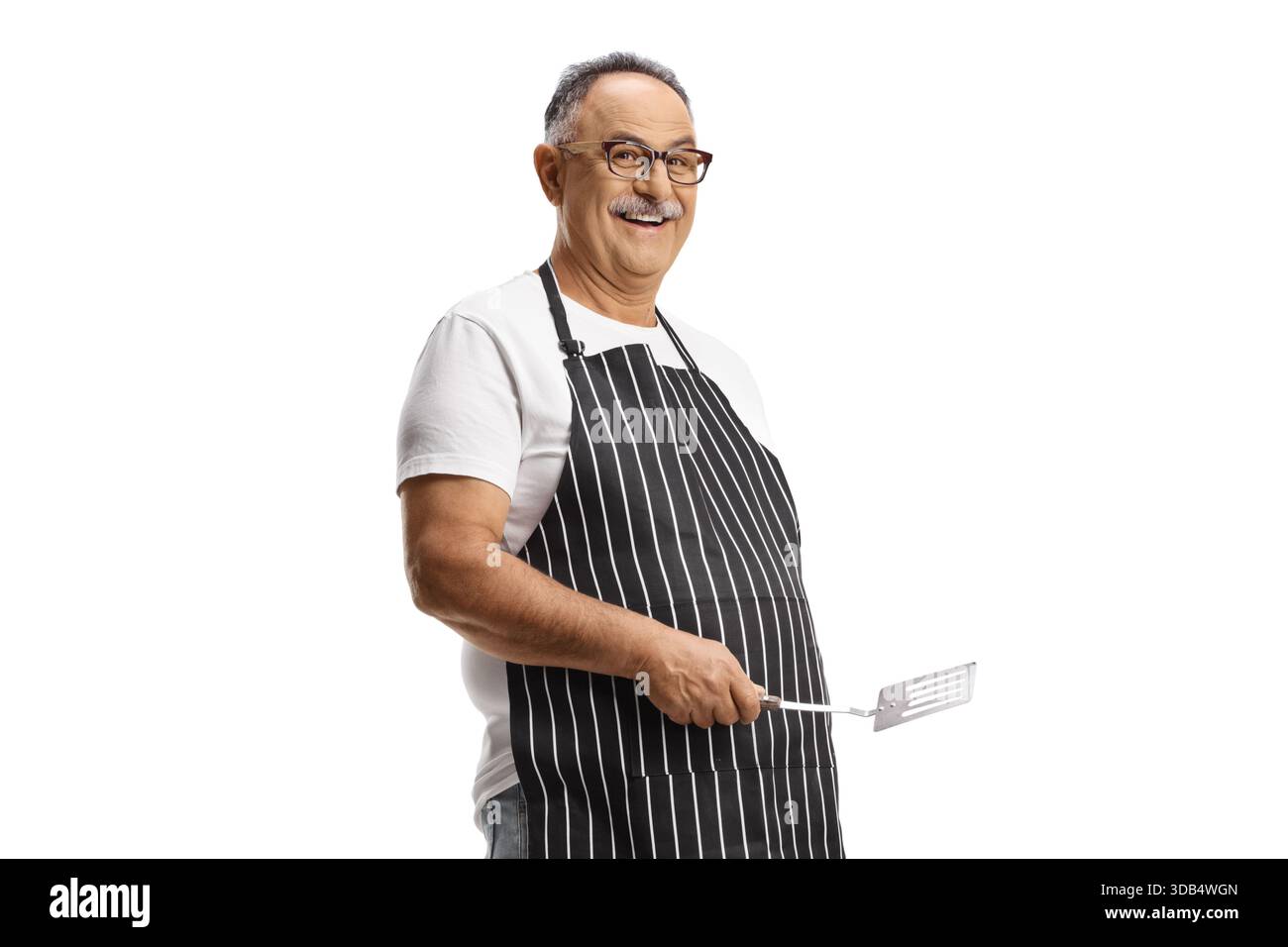 Uomo maturo che indossa un grembiule e tiene in mano un utensile da tornio isolato su sfondo bianco Foto Stock