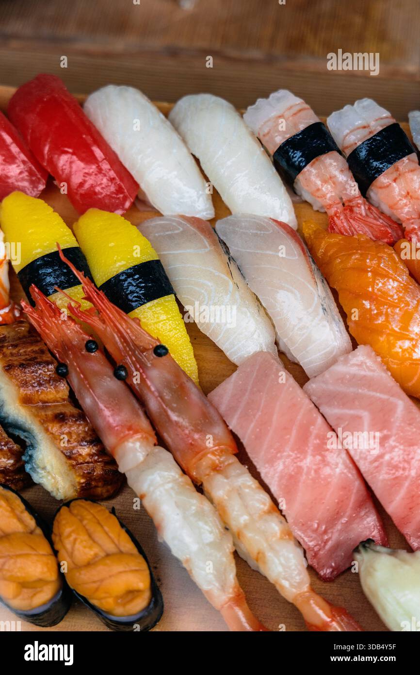 Il sushi di plastica espone cibo in una vetrina di un ristorante a Kyoto, Giappone Foto Stock