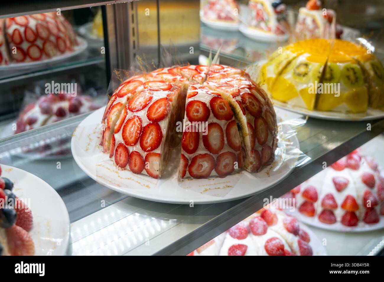 Torta alla frutta di fragole in mostra al Fruit Parlor Kajitsuen, stazione di Tokyo, Chuo City, Tokyo, Giappone Foto Stock