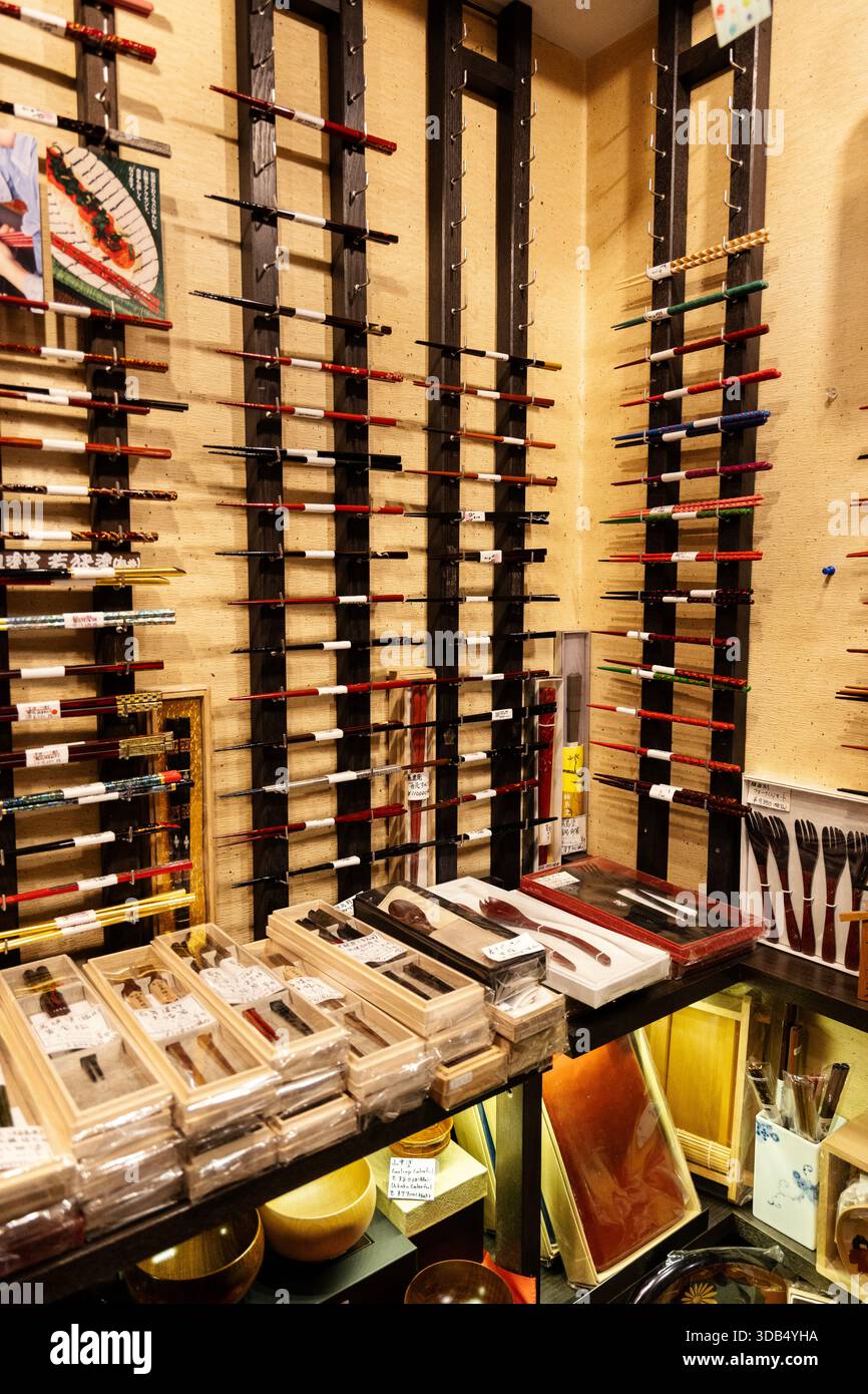 Mostra di bacchette all'interno del negozio di posate Ginza Natsuno, Ginza, Tokyo, Giappone Foto Stock