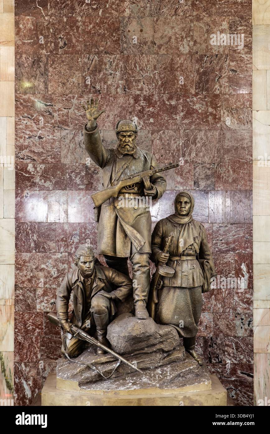 Monumento del Partigiano sovietico di bronzo alla stazione della metropolitana Partizanskaya Mosca Foto Stock