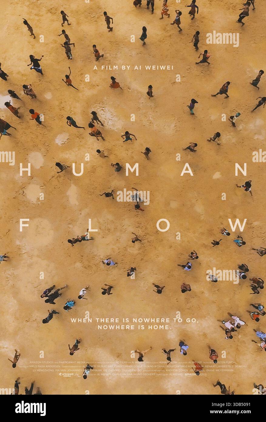 Human Flow (2017) diretto da ai Weiwei e interpretato da ai Weiwei, Israa Hashme e Omar Ajlouni. Il documentario segue gli sfollati in più di venti paesi, rivelando i volti umani e i viaggi dietro la crisi globale dei rifugiati. USA SOLO PER USO EDITORIALE DI un foglio di poster. Credito: BFA / Amazon Studios Foto Stock
