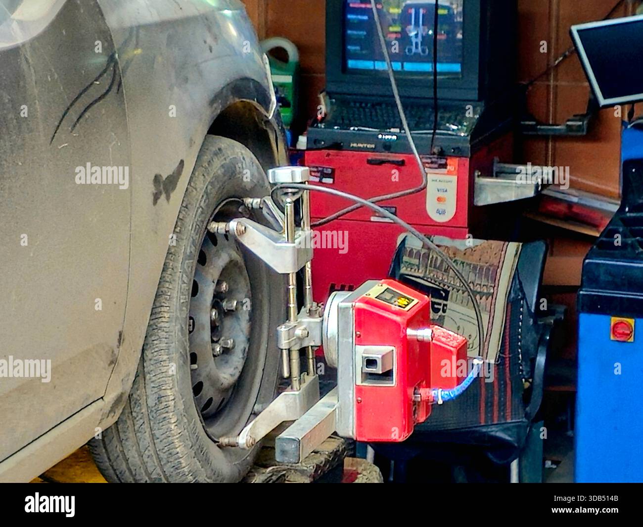Cairo, Egitto, 10 dicembre 2025: Un veicolo sottoposto a un processo di allineamento computerizzato delle ruote, una procedura di manutenzione automobilistica per regolare gli angoli Foto Stock