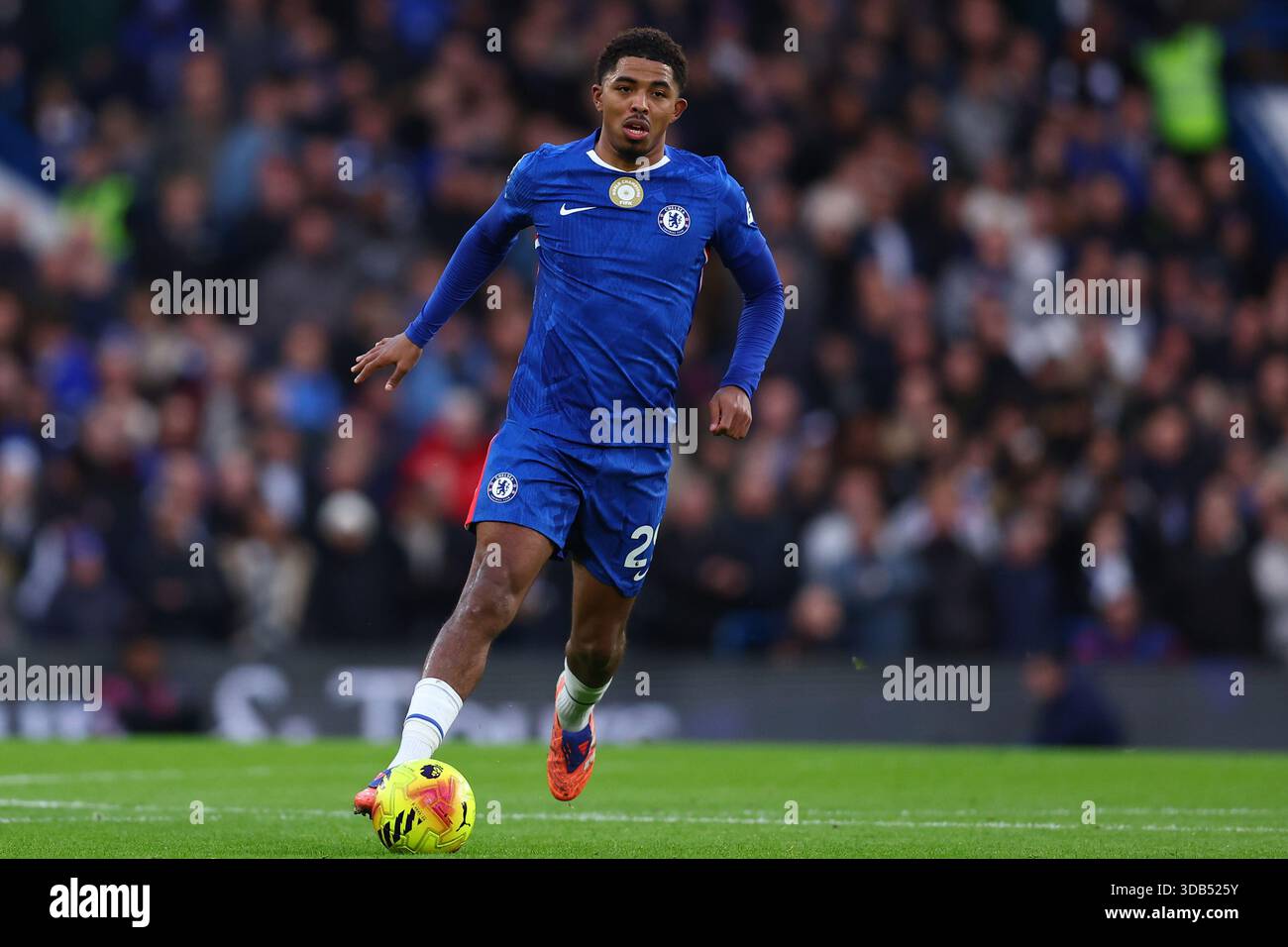 Londra, Regno Unito. 13 dicembre 2025. Wesley Fofana del Chelsea durante la partita Chelsea vs Everton Premier League allo Stamford Bridge di Londra. Il credito per immagini dovrebbe essere: Paul Terry/Sportimage Credit: Sportimage Ltd/Alamy Live News Foto Stock