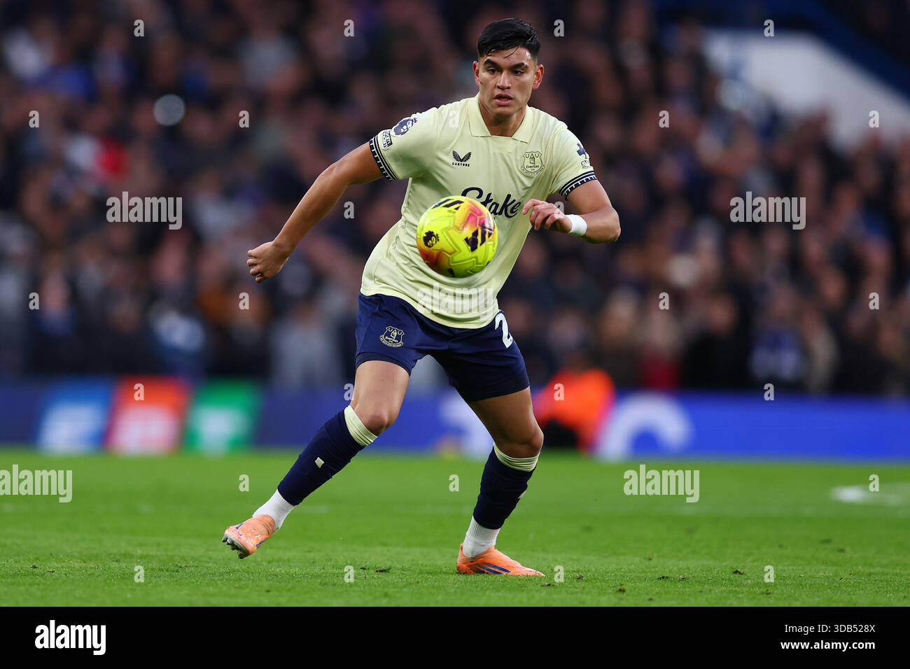 Londra, Regno Unito. 13 dicembre 2025. Carlos Alcaraz dell'Everton durante la partita Chelsea vs Everton Premier League allo Stamford Bridge di Londra. Il credito per immagini dovrebbe essere: Paul Terry/Sportimage Credit: Sportimage Ltd/Alamy Live News Foto Stock