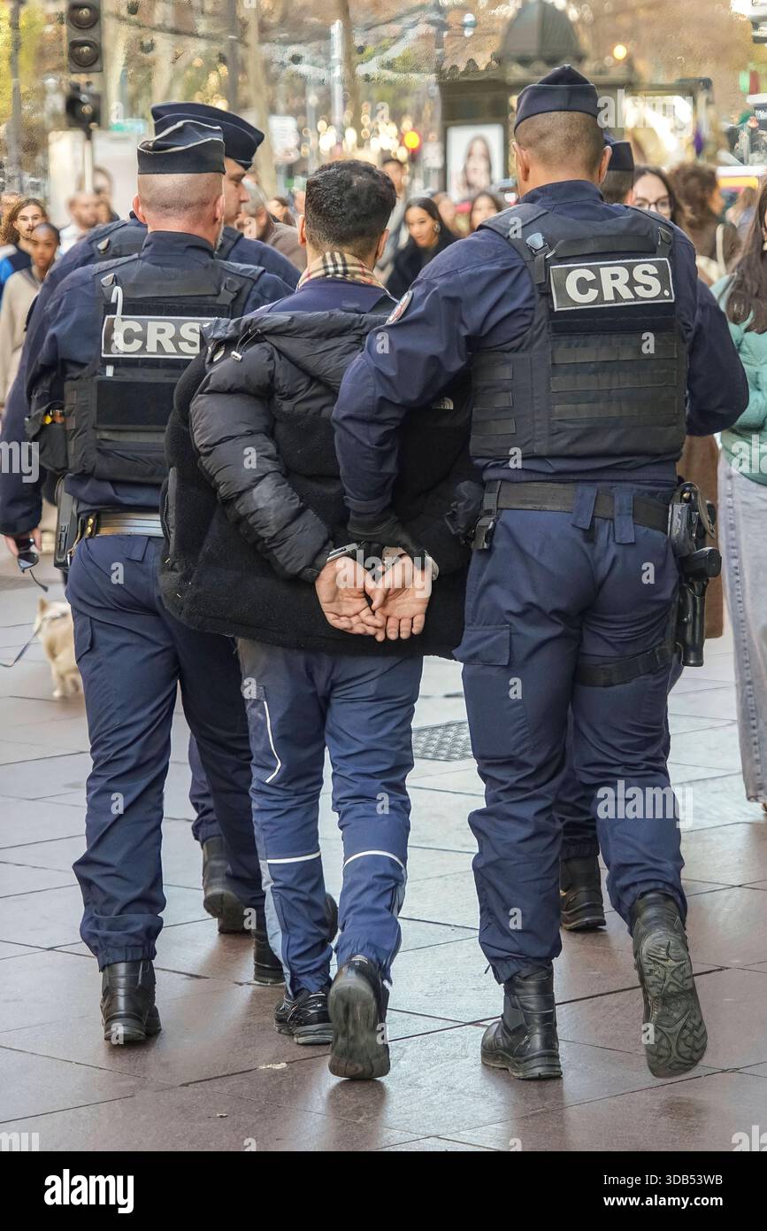Polizisten führen einen festgenommenen Mann in Handschellen ab 20251213am533 Polizei Festnahme Handschellen abführen Polizisten Abführung, CRS, Einsatz, Festnahme, Polizeieinsatz, Recht, Rechtsstaat, Sicherheit, Tatverdächtiger, gesetzlich, gesellschaftlich, rechtsstaatlich, sicherheitsrelevant, urban, abführen, festeggiamenti, verhaften, wegführen, zugreifen, Compagnies Rà publicaines de Sà curità mobile Spezialeinheiten der französischen Nationalpolizei Marseille Provence-Alpes-Cote d Azur Frankreich Francia *** gli agenti di polizia portano via un uomo arrestato in manette 20251213am533 arresto di polizia ha Foto Stock