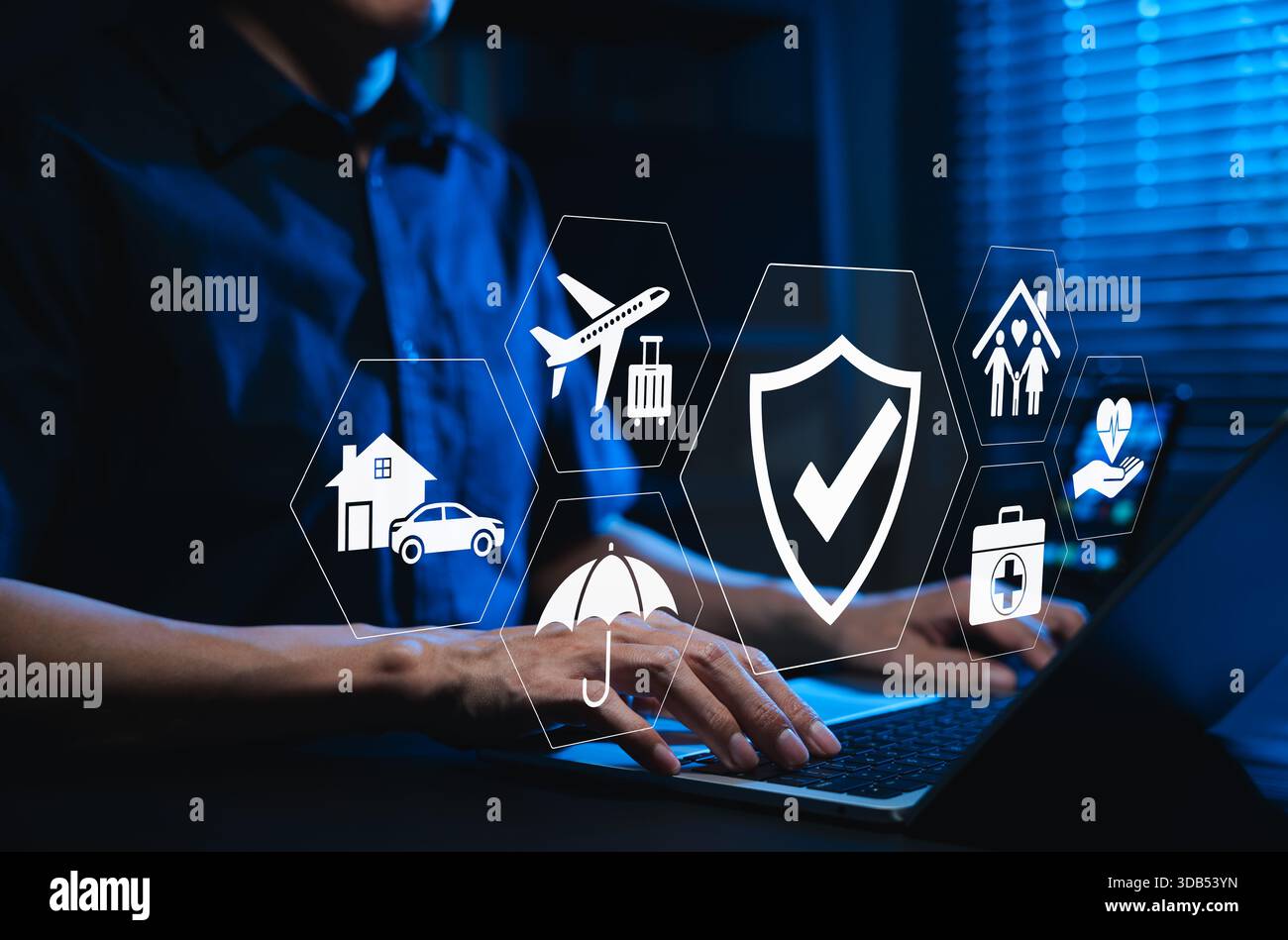 Concetto di assicurazione e protezione. Icone che mostrano la vita, la salute, i viaggi, l'auto e la copertura domestica, che rappresentano la gestione del rischio, la sicurezza finanziaria, Foto Stock