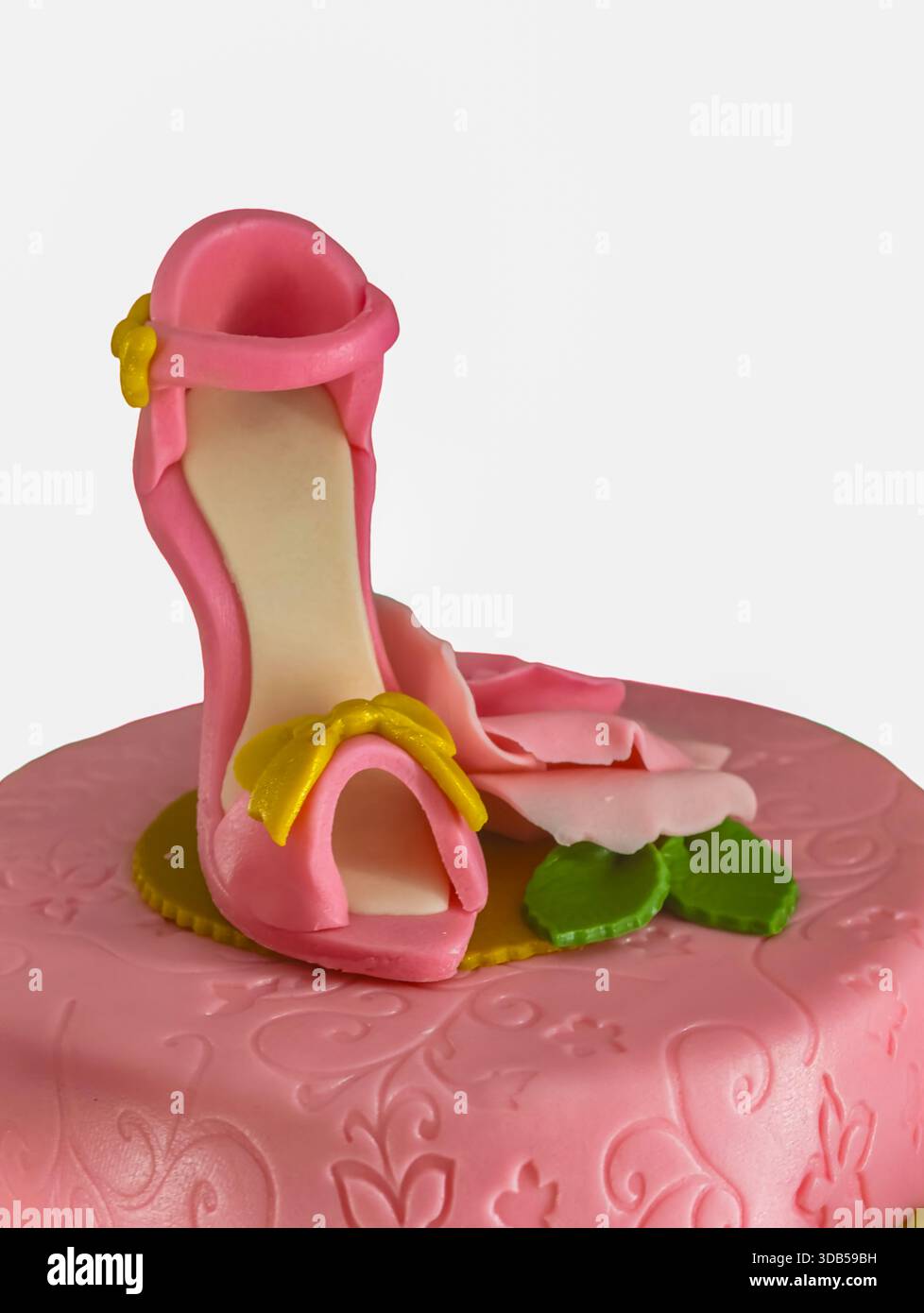 Torta fondente rosa con scarpe con tacco alto e decorazione rosa sfondo stile di vita moderno contenuti visivi creativi Sfondi dolci Foto Stock
