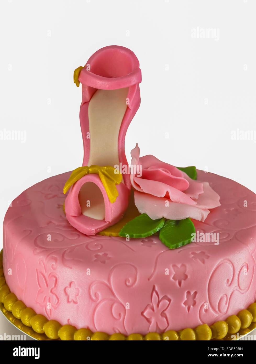 Torta fondente rosa con scarpa con tacco alto e decorazione rosa sfondo stile di vita moderno contenuti visivi creativi Foto Stock