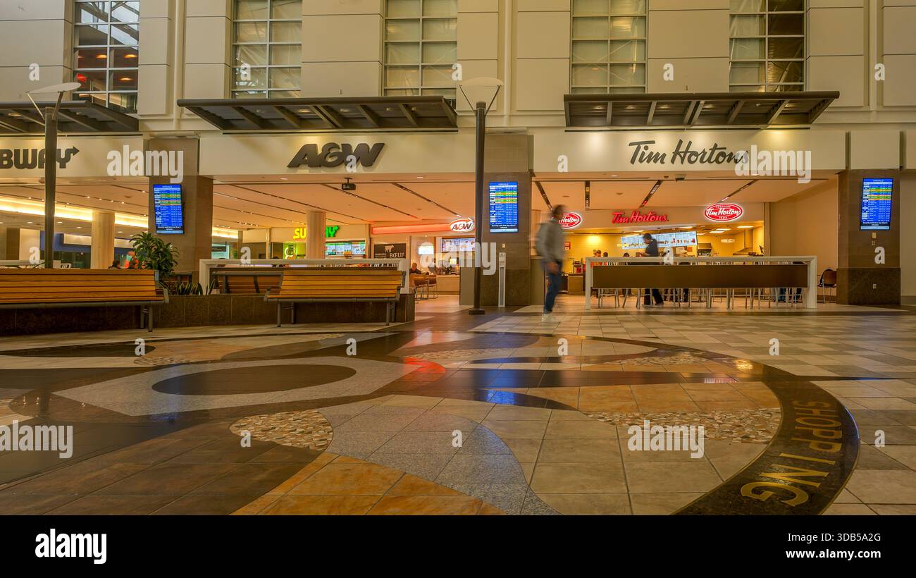 Halifax, nuova Scozia, Canada - 13 novembre 2025: Food Court all'interno dell'aeroporto internazionale di Halifax Stanfield Foto Stock
