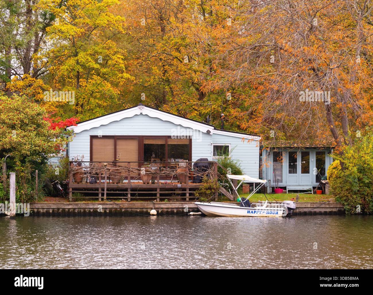 Riverside ospita lungo il fiume Tamigi, Teddington, Londra, Inghilterra Foto Stock