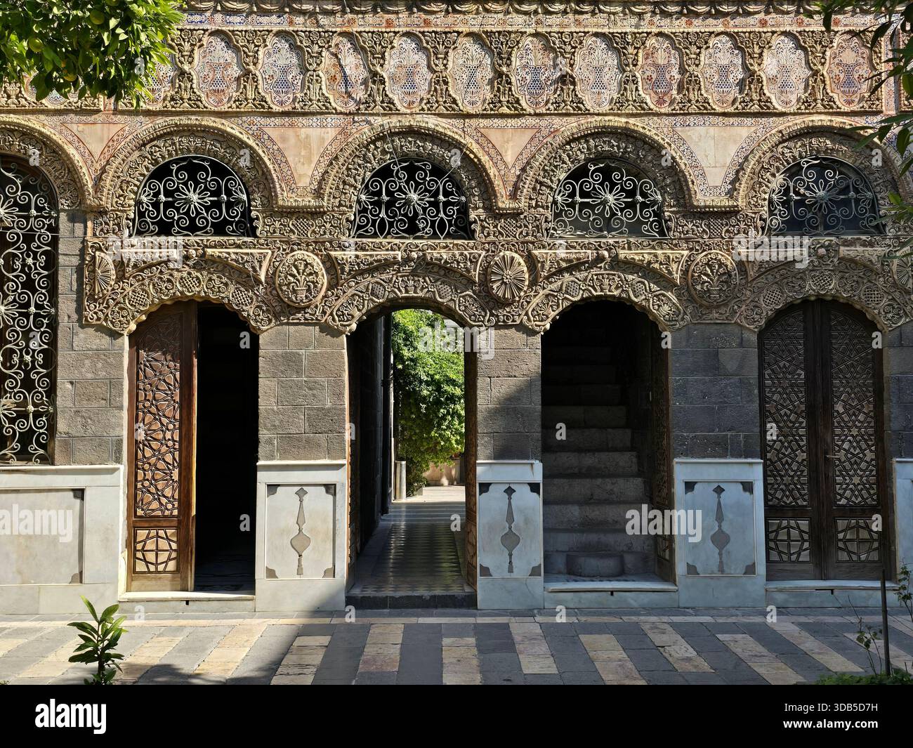 Un vecchio muro di pietra all'interno di Maktab Anbar nella vecchia Damasco, che mostra la tradizionale architettura siriana. - Immagine stock catturata con smartphone