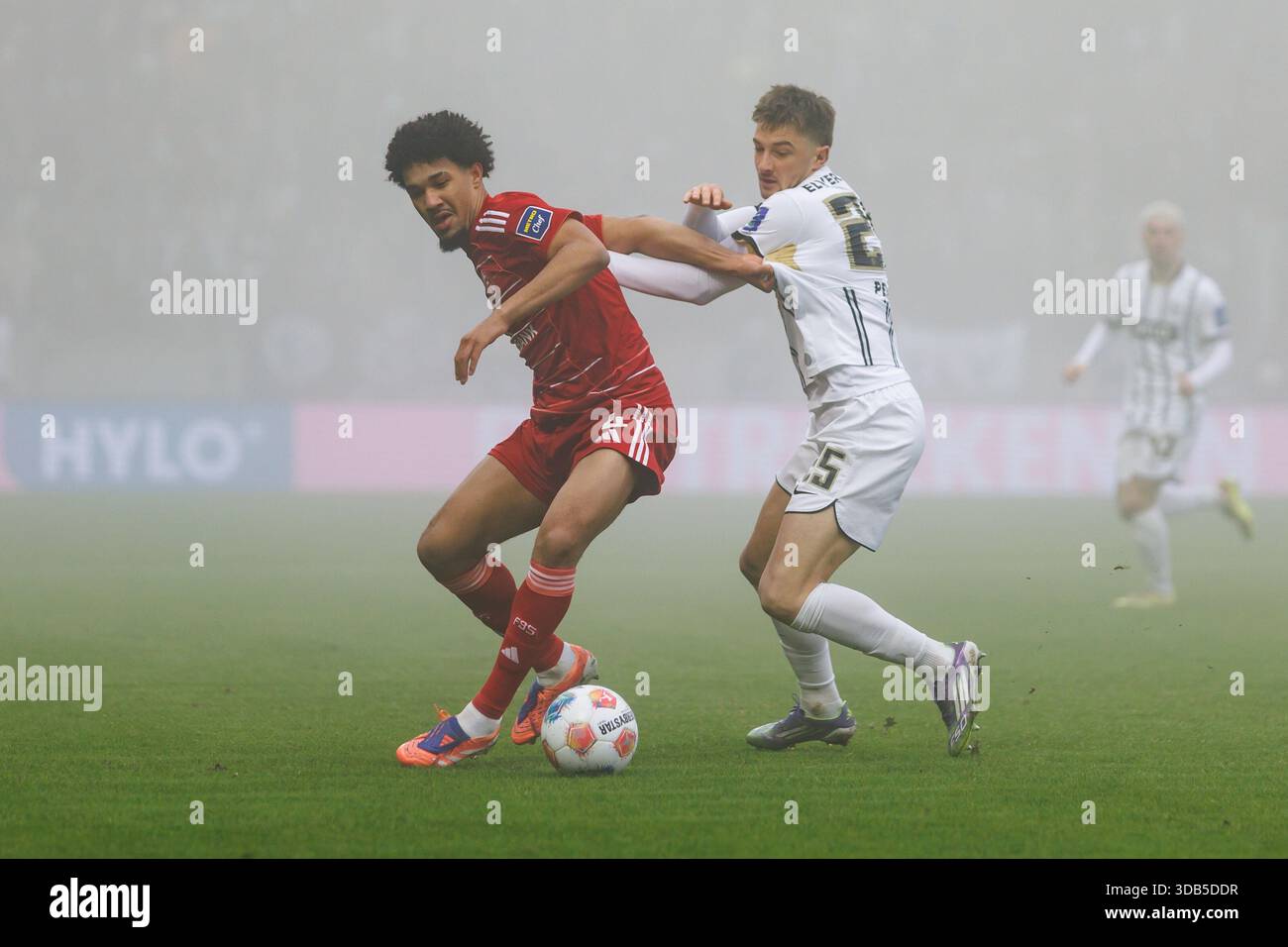 Kenneth Schmidt (fortuna Duesseldorf) im Zweikampf mit Lukas Petkov (SV 07 Elversberg), SV Elversberg vs fortuna Duesseldorf, Fussball, 2. Bundesliga, 16 anni. Le normative DFB Spieltag, Saison 2025/2026, 14.12.2025 vietano qualsiasi uso di fotografie come sequenze di immagini e/o quasi-video. Foto: Eibner-Pressefoto/Alexander Neis credito: dpa picture Alliance/Alamy Live News Foto Stock