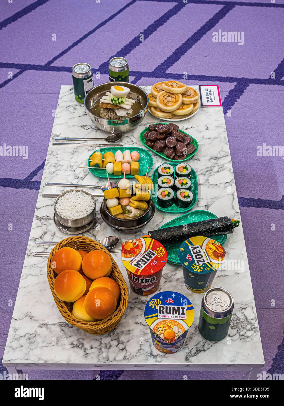 Seoul, Corea del Sud – 14 dicembre 2025: Mostra gastronomica coreana ispirata al film K-Pop Demon Hunters all'interno del pop-up Store ufficiale Foto Stock