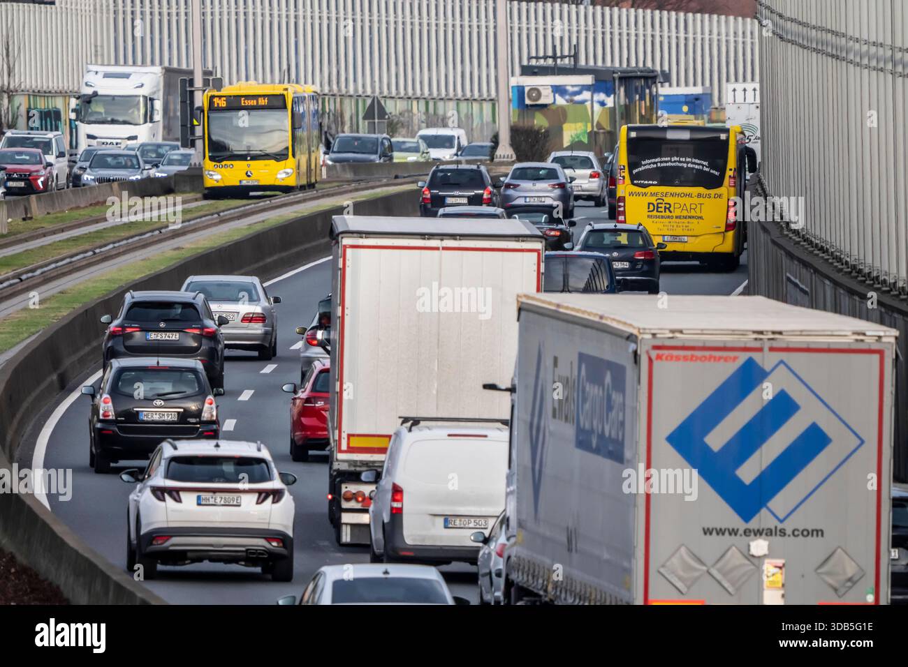 Traffico pesante sull'autostrada A40, Ruhrschnellweg, vicino allo svincolo autostradale di Essen-Ost, guardando verso est, autostrada a 6 corsie con 2 corsie di autobus al centro, Foto Stock