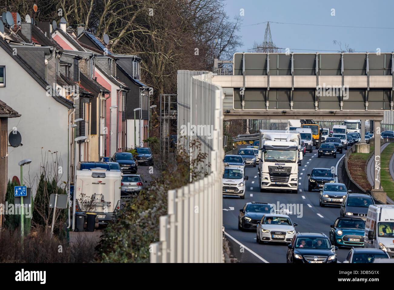 Edifici residenziali direttamente adiacenti all'autostrada A40, barriera acustica, traffico intenso allo svincolo autostradale Essen-Ost, vista ovest, 6 corsie Foto Stock