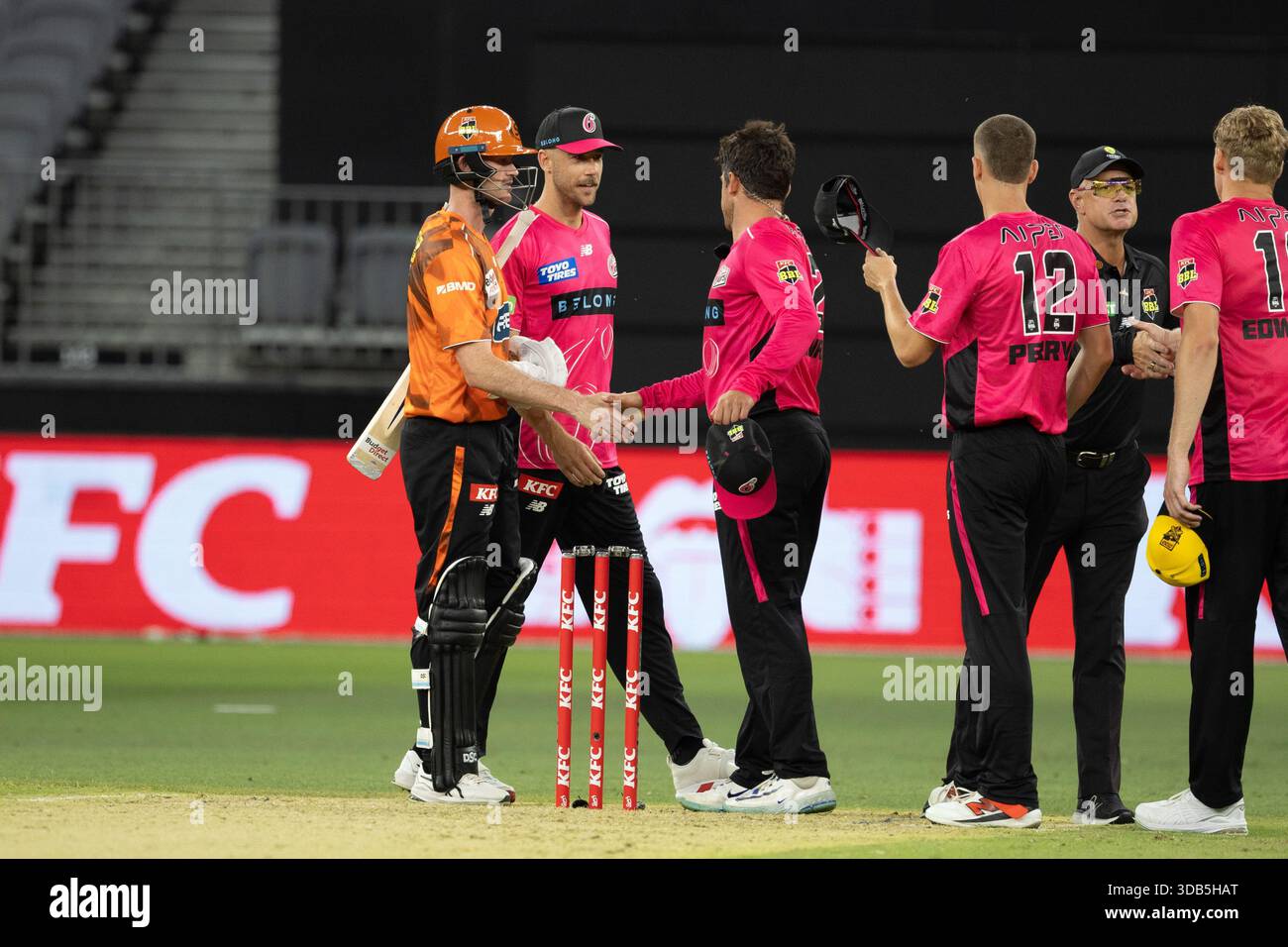 14 dicembre 2025; Optus Stadium, Perth, Australia Occidentale, Australia; Big Bash League Cricket, Perth Scorchers contro Sydney Sixers; Ashton Turner dei Perth Scorchers stringe la mano ai giocatori dei Sixers dopo la vittoria dei Scorchers Foto Stock