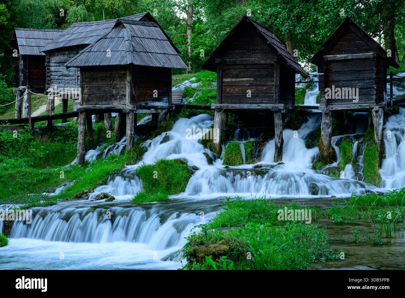 Vecchi mulini in legno vicino a Jajce sul lago Plivsko, Bosnia ed Erzegovina Foto Stock
