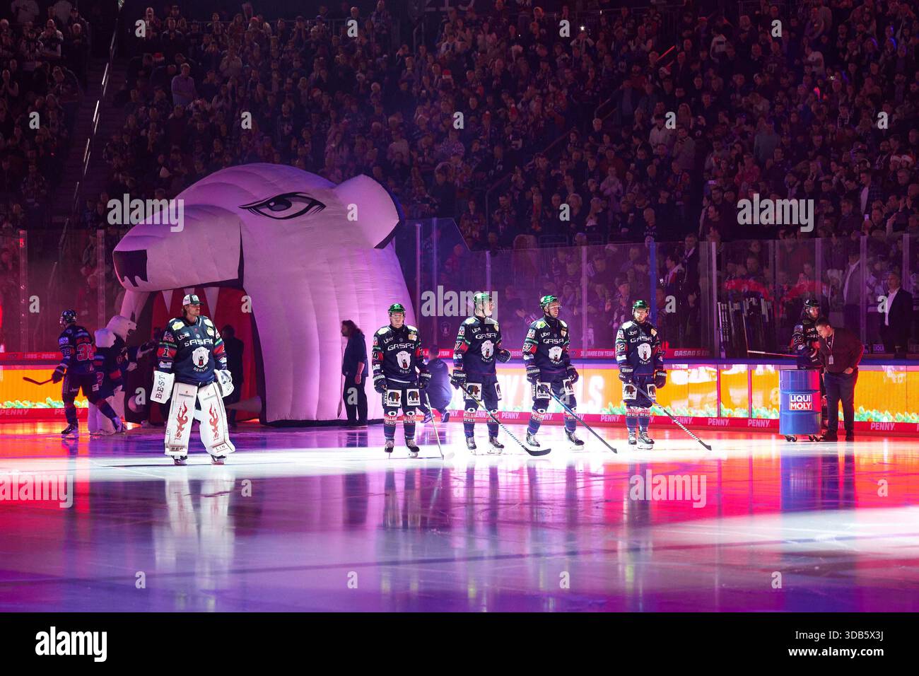 Spielereinlaufl, Einbaeren Berlin, GER, Eisbaeren Berlin vs. Schwenninger Wild Wings, Eishockey Herren, Deutsche Eishockey Liga, DEL, Saison 2025/2026, 28) Spieltag, 14.12.2025. Foto: Eibner-Pressefoto/ Claudius Rauch Foto Stock