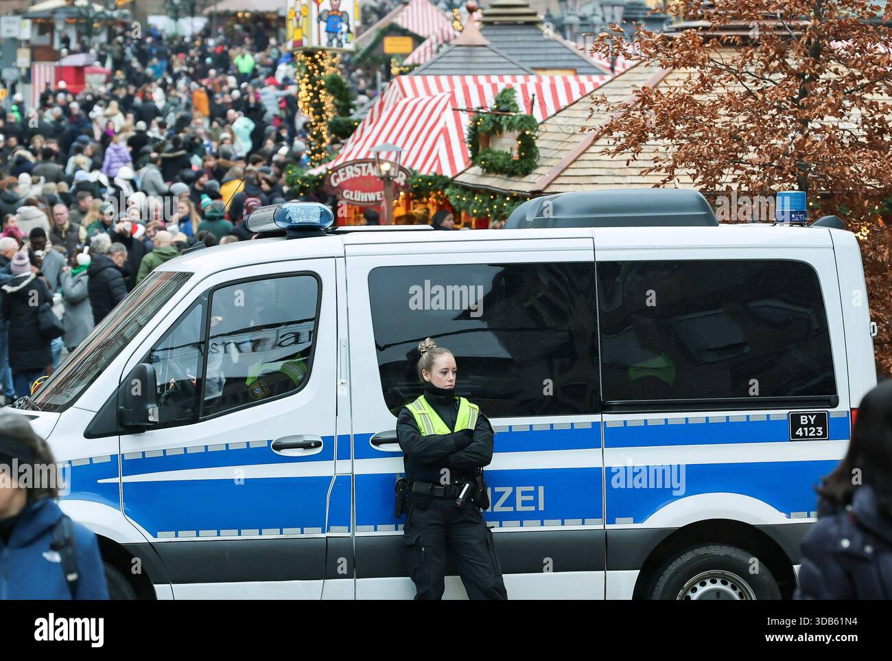 Dpatop - 14 dicembre 2025, Baviera, Norimberga: La polizia assicura l'ingresso al mercatino di Natale di Norimberga. Il ministro degli interni bavarese Herrmann (CSU) ha parlato domenica a Norimberga dell'arresto di diversi uomini nella bassa Baviera che avrebbero pianificato un attacco a un mercatino di Natale con un veicolo. Foto: Daniel Löb/dpa Foto Stock
