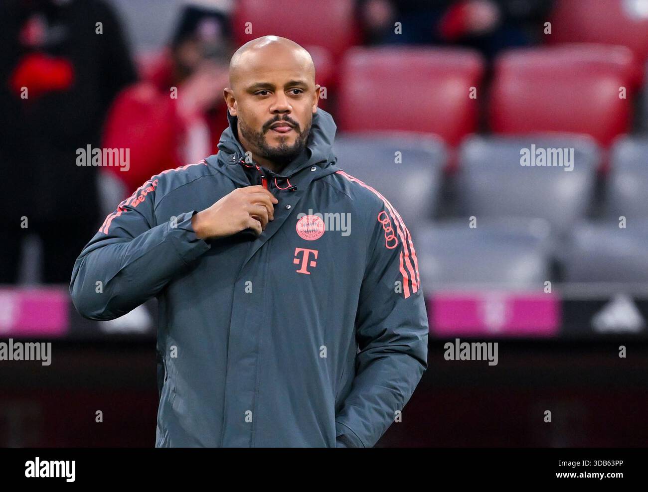 14 dicembre 2025, Baviera, Monaco: Calcio: Bundesliga, Bayern Monaco - FSV Mainz 05, giorno 14 presso l'Allianz Arena. L'allenatore Vincent Kompany (Bayern Monaco) arriva allo stadio prima della partita. Foto: Sven Hoppe/dpa - NOTA IMPORTANTE: In conformità con le normative della DFL German Football League e della DFB German Football Association, è vietato utilizzare o far utilizzare fotografie scattate nello stadio e/o della partita sotto forma di immagini sequenziali e/o serie di foto video. Foto Stock