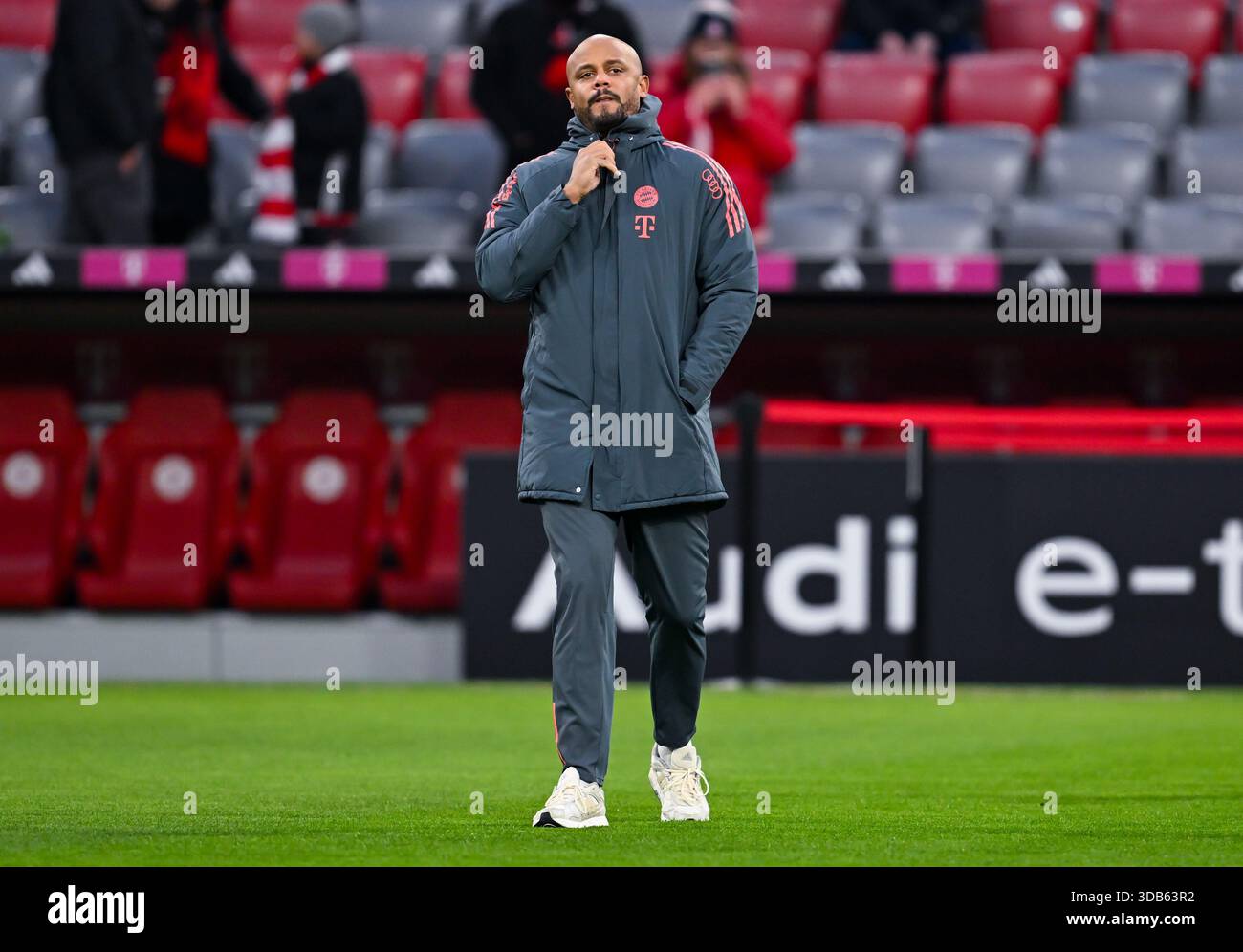 14 dicembre 2025, Baviera, Monaco: Calcio: Bundesliga, Bayern Monaco - FSV Mainz 05, giorno 14 presso l'Allianz Arena. L'allenatore Vincent Kompany (Bayern Monaco) arriva allo stadio prima della partita. Foto: Sven Hoppe/dpa - NOTA IMPORTANTE: In conformità con le normative della DFL German Football League e della DFB German Football Association, è vietato utilizzare o far utilizzare fotografie scattate nello stadio e/o della partita sotto forma di immagini sequenziali e/o serie di foto video. Foto Stock