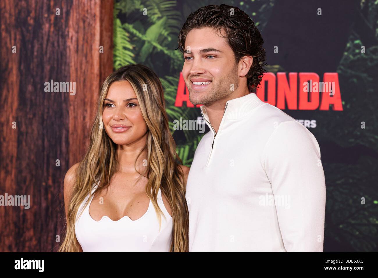 LOS ANGELES, CALIFORNIA, USA - 13 DICEMBRE: Iris Kendall e TJ Palma arrivano alla prima mondiale di "Anaconda" della Columbia Pictures tenutasi allo United Theater di Broadway a STILE Downtown Los Angeles da Kasa il 13 dicembre 2025 a Los Angeles, California, Stati Uniti. (Foto di Xavier Collin/Image Press Agency) Foto Stock