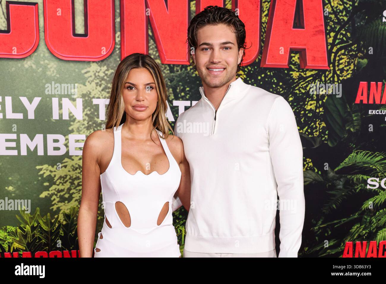 LOS ANGELES, CALIFORNIA, USA - 13 DICEMBRE: Iris Kendall e TJ Palma arrivano alla prima mondiale di "Anaconda" della Columbia Pictures tenutasi allo United Theater di Broadway a STILE Downtown Los Angeles da Kasa il 13 dicembre 2025 a Los Angeles, California, Stati Uniti. (Foto di Xavier Collin/Image Press Agency) Foto Stock
