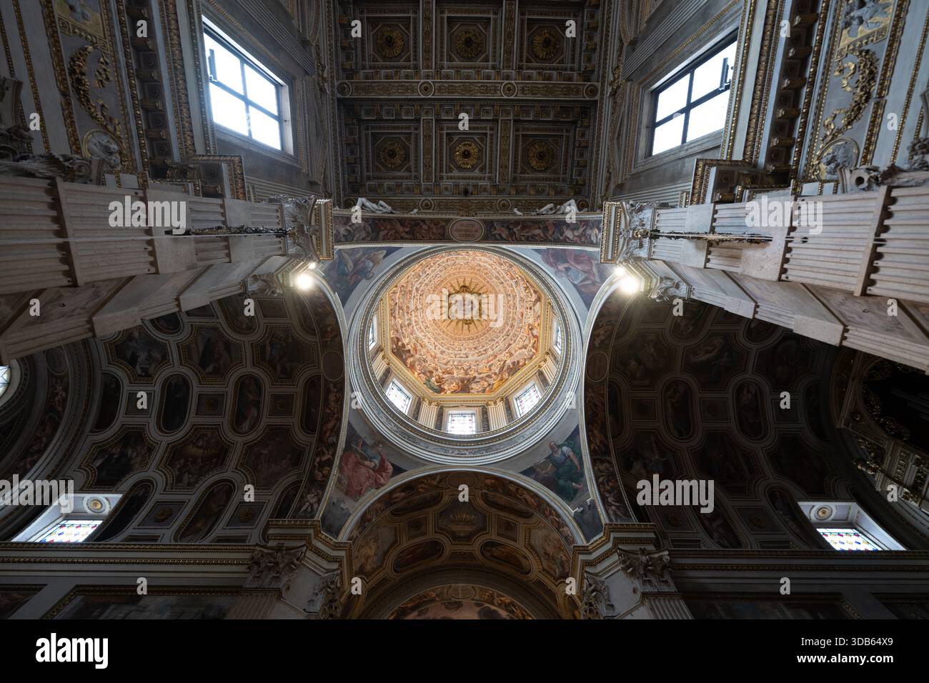 Mantova, Italia - 25 luglio 2025: Vista verso l'alto della navata a cassettoni e della cupola affrescata della Cattedrale di San Pietro, interno della cattedrale rinascimentale-barocca i Foto Stock