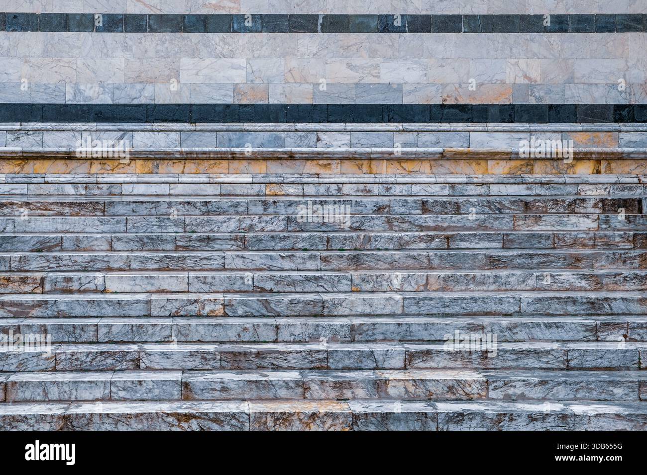 Scale simmetriche in marmo con linee geometriche Foto Stock