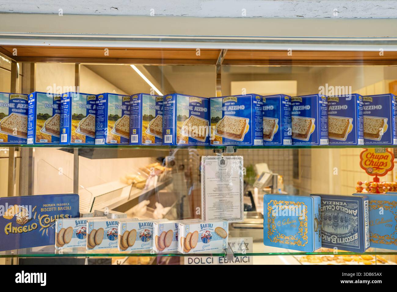 Venezia Italia - 3 settembre 2025: Matzah e Crackers in mostra in un negozio Venezia Italia nel quartiere ebraico Foto Stock