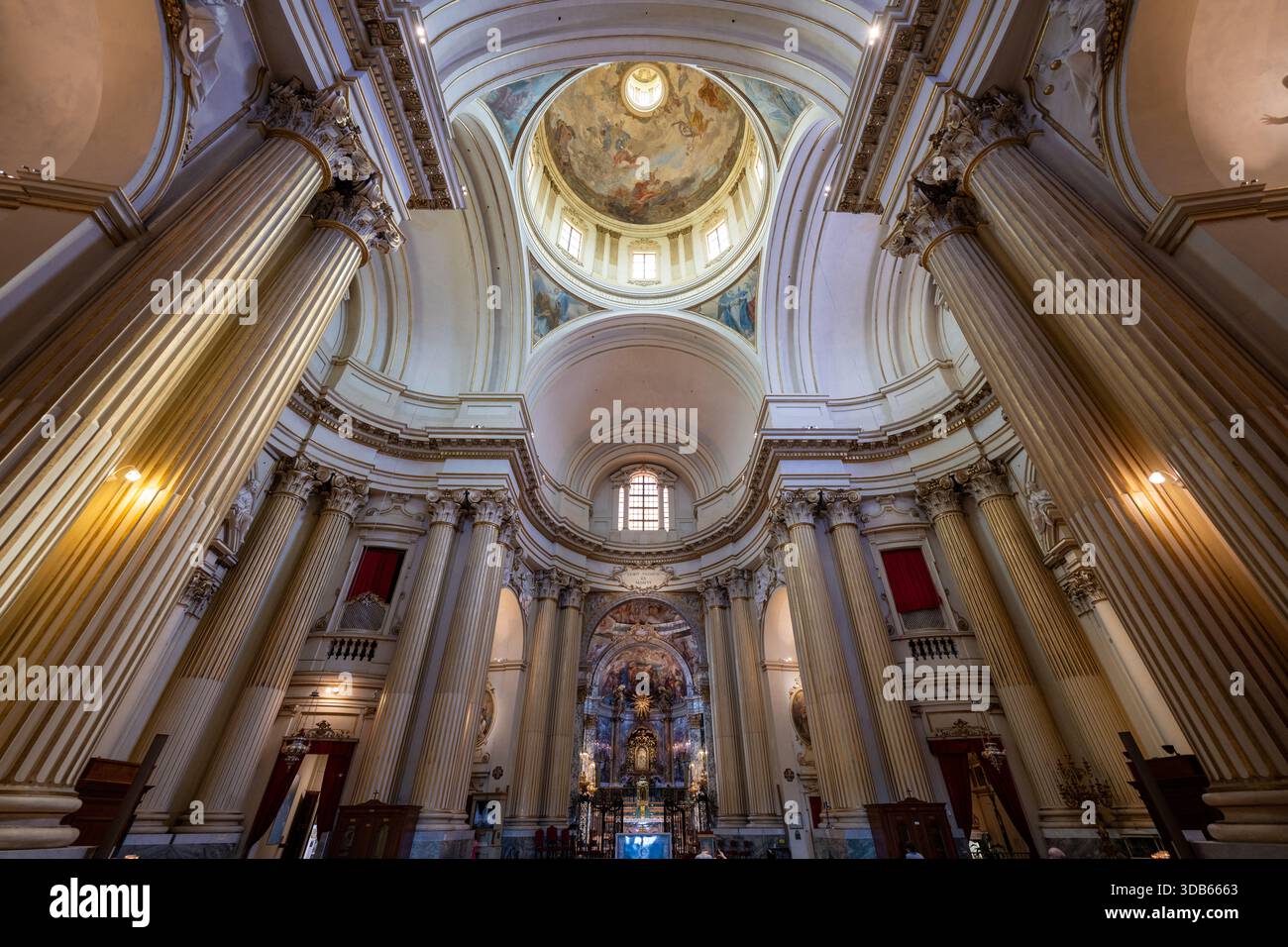 Bologna, Italia - 24 luglio 2025: Vista grandangolare dell'interno barocco e cupola affrescata del Santuario di nostra Signora di San Luca a Bologna. Foto Stock