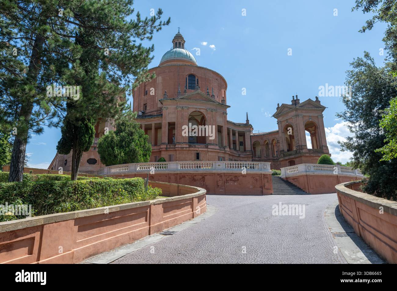 Santuario barocco di nostra Signora di San Luca sul Colle della Guardia a Bologna, cupola in terracotta e portici sotto la luce del sole estivo. Foto Stock