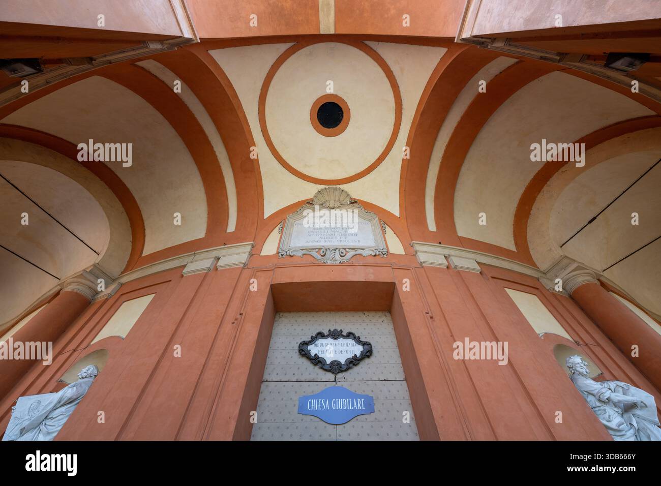 Bologna, Italia - 24 luglio 2025: Vista ad angolo basso del portico barocco e delle volte d'ingresso del Santuario di nostra Signora di San Luca a Bologna. Foto Stock