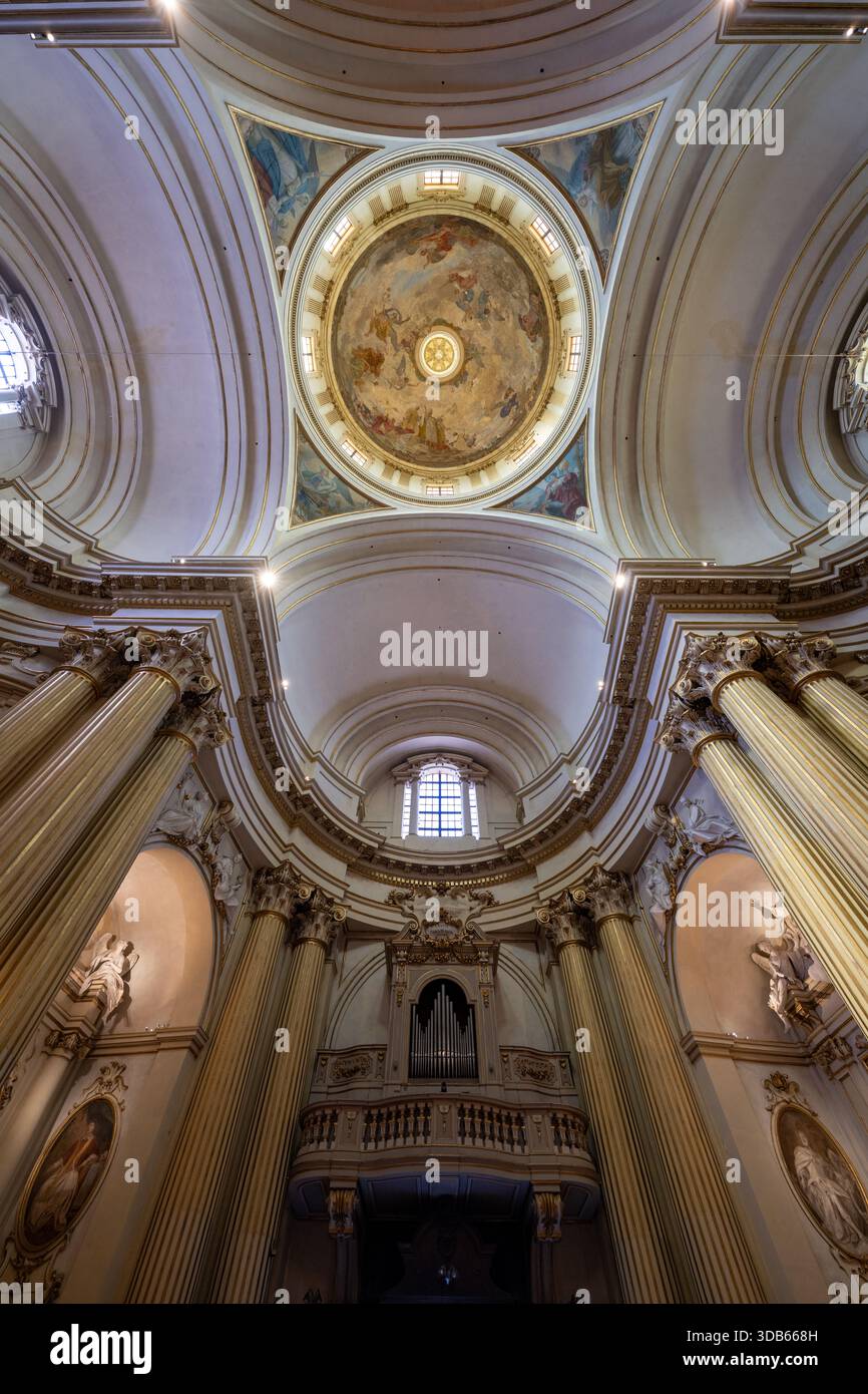Bologna, Italia - 24 luglio 2025: Veduta verso l'alto della cupola barocca, delle colonne in stucco, delle sculture e dell'organo all'interno del Santuario di nostra Signora di San Luca in B. Foto Stock