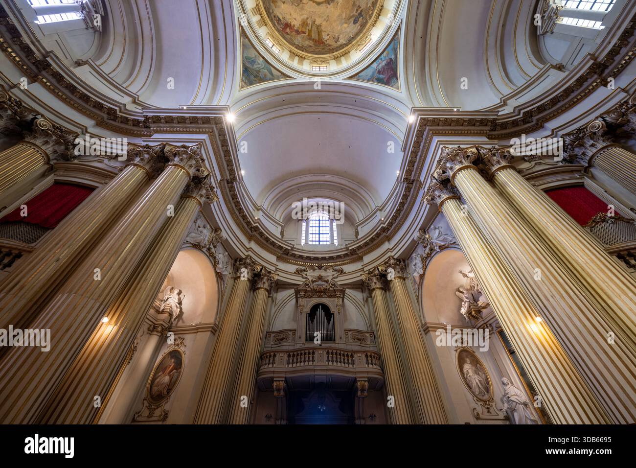 Bologna, Italia - 24 luglio 2025: Veduta verso l'alto della navata barocca e della cupola del Santuario di nostra Signora di San Luca a Bologna, con colonne scanalate, sta Foto Stock