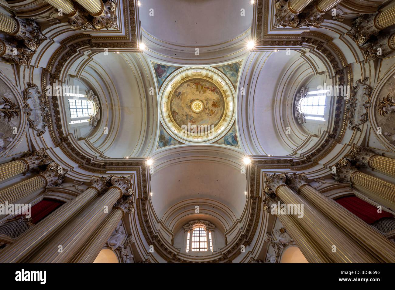 Bologna, Italia - 24 luglio 2025: Veduta verso l'alto della cupola barocca e delle colonne dorate all'interno del Santuario di nostra Signora di San Luca a Bologna. Foto Stock