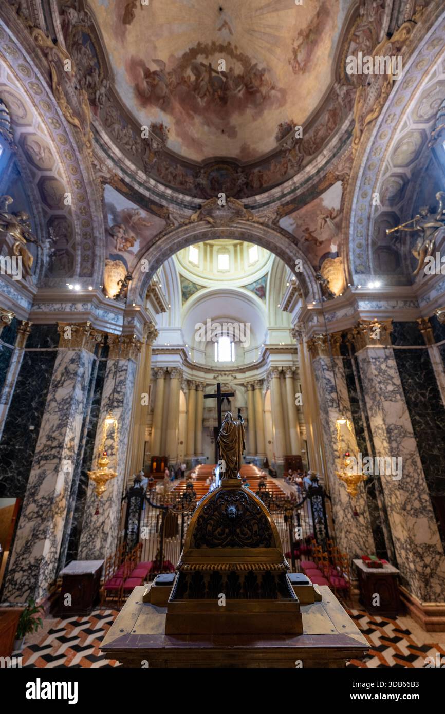 Bologna, Italia - 24 luglio 2025: Interno barocco del Santuario di nostra Signora di San Luca a Bologna, con colonne in marmo, cupola affrescata e centesimo Foto Stock