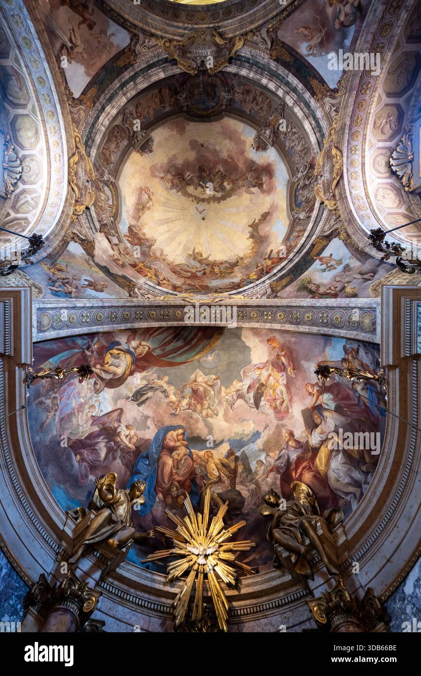 Bologna, Italia - 24 luglio 2025: Soffitti in stile barocco affreschi e cupola all'interno del Santuario di nostra Signora di San Luca, raffiguranti drammatici mariani e Heav Foto Stock