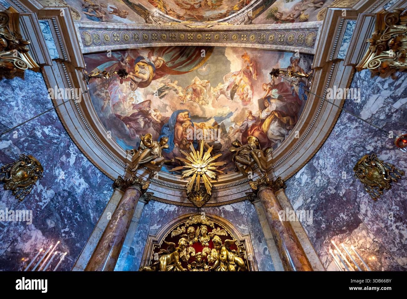 Bologna, Italia - 24 luglio 2025: Affresco a cupola barocca e decorazione dell'altare dorato all'interno del Santuario di nostra Signora di San Luca a Bologna. Foto Stock