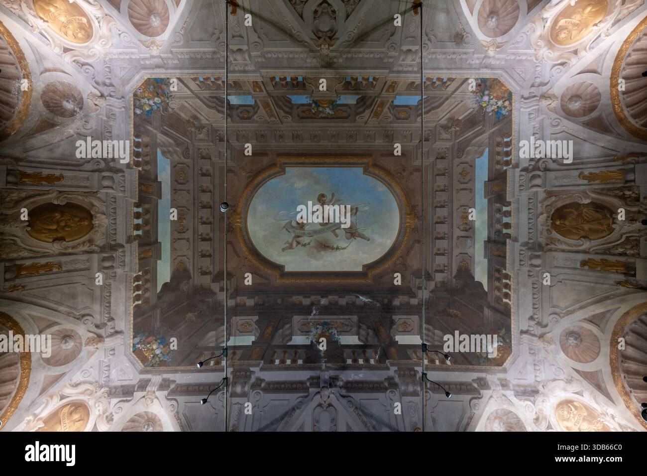 Bologna, Italia - 24 luglio 2025: Affresco barocco illusionistico sul soffitto raffigurante angeli e trompe-l'œil architettonico all'interno del Santuario di nostra Signora Foto Stock