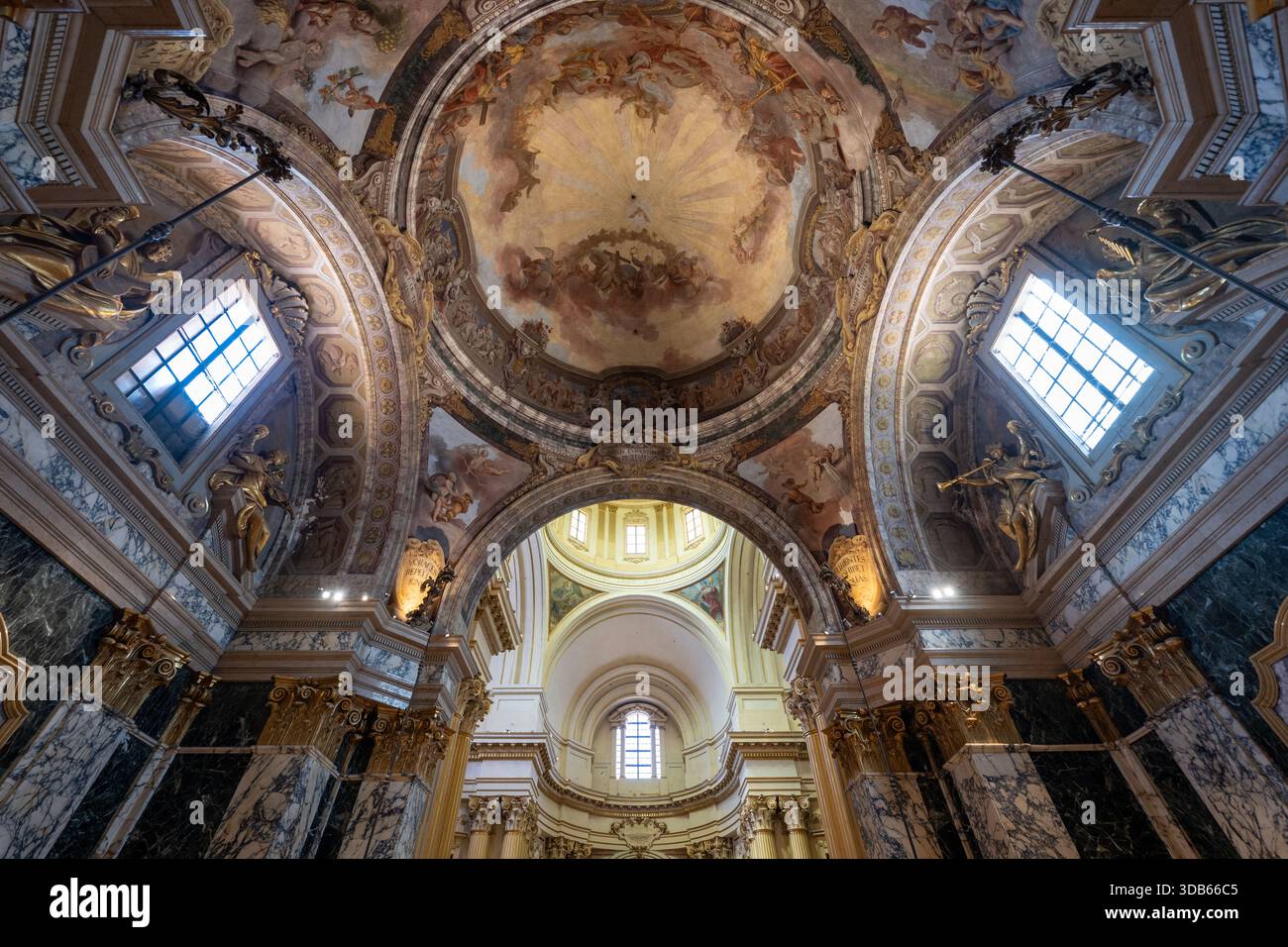 Bologna, Italia - 24 luglio 2025: Cupola barocca e soffitto affrescato del Santuario di nostra Signora di San Luca a Bologna, stucchi ornati, marmi e dorati Foto Stock