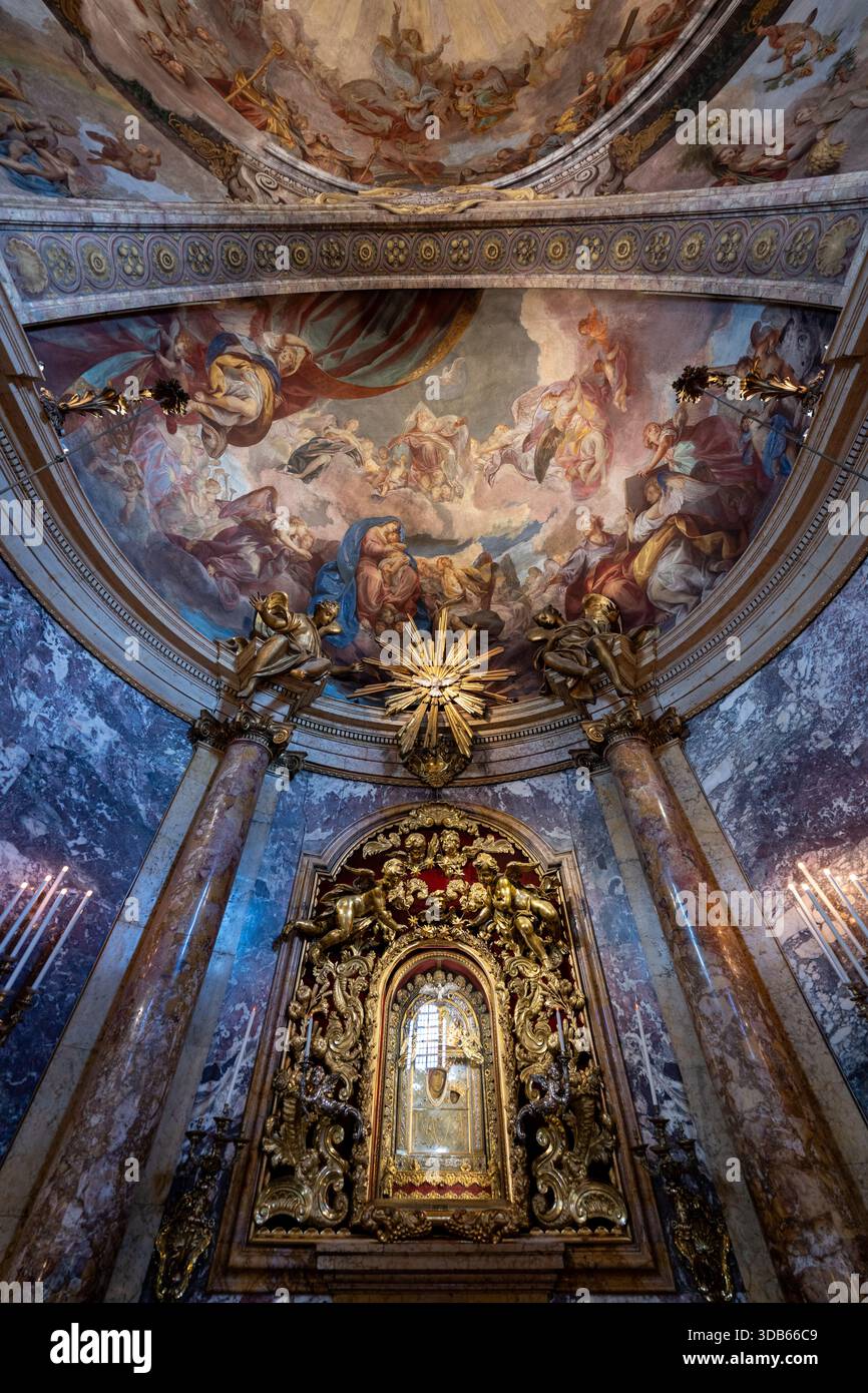 Bologna, Italia - 24 luglio 2025: Altare in marmo barocco e cupola affrescata all'interno del Santuario di nostra Signora di San Luca, un importante santuario di pellegrinaggio bolognese Foto Stock