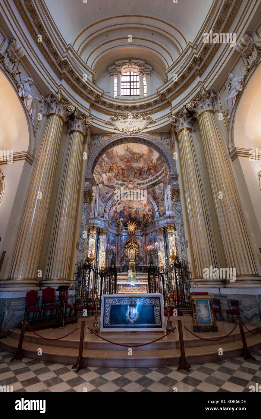 Bologna, Italia - 24 luglio 2025: Altare maggiore barocco del Santuario di nostra Signora di San Luca a Bologna, caratterizzato da colonne dorate, cupola affrescata e ma Foto Stock