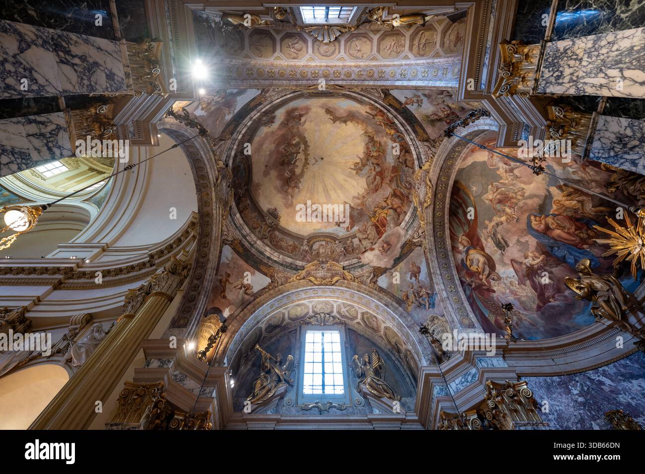 Bologna, Italia - 24 luglio 2025: Cupola barocca e affreschi absidali all'interno del Santuario di nostra Signora di San Luca a Bologna, che catturano stucchi dorati e mar Foto Stock
