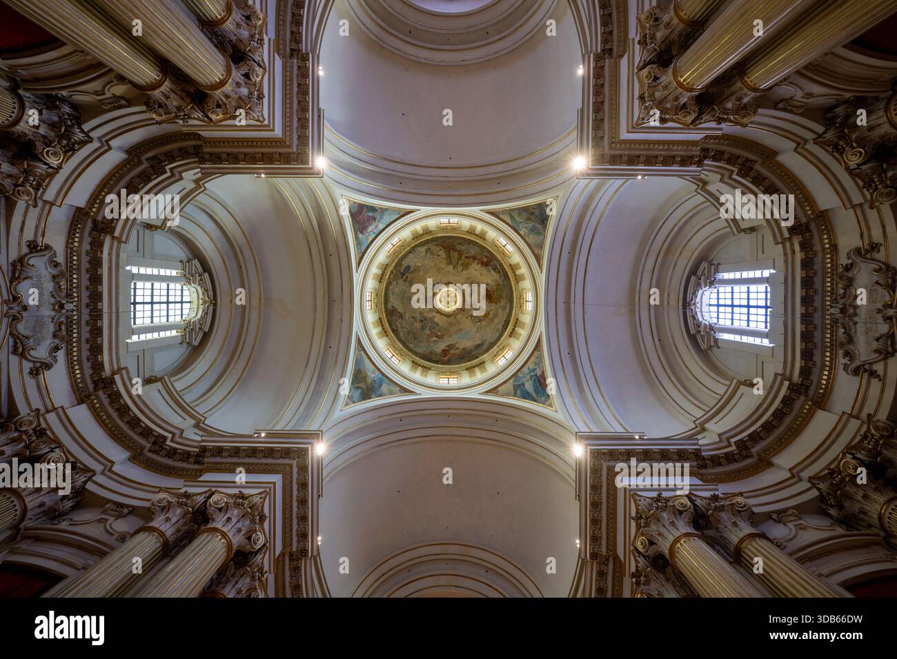 Bologna, Italia - 24 luglio 2025: Veduta verso l'alto della cupola barocca e delle volte in stucco all'interno del Santuario di nostra Signora di San Luca a Bologna. Foto Stock