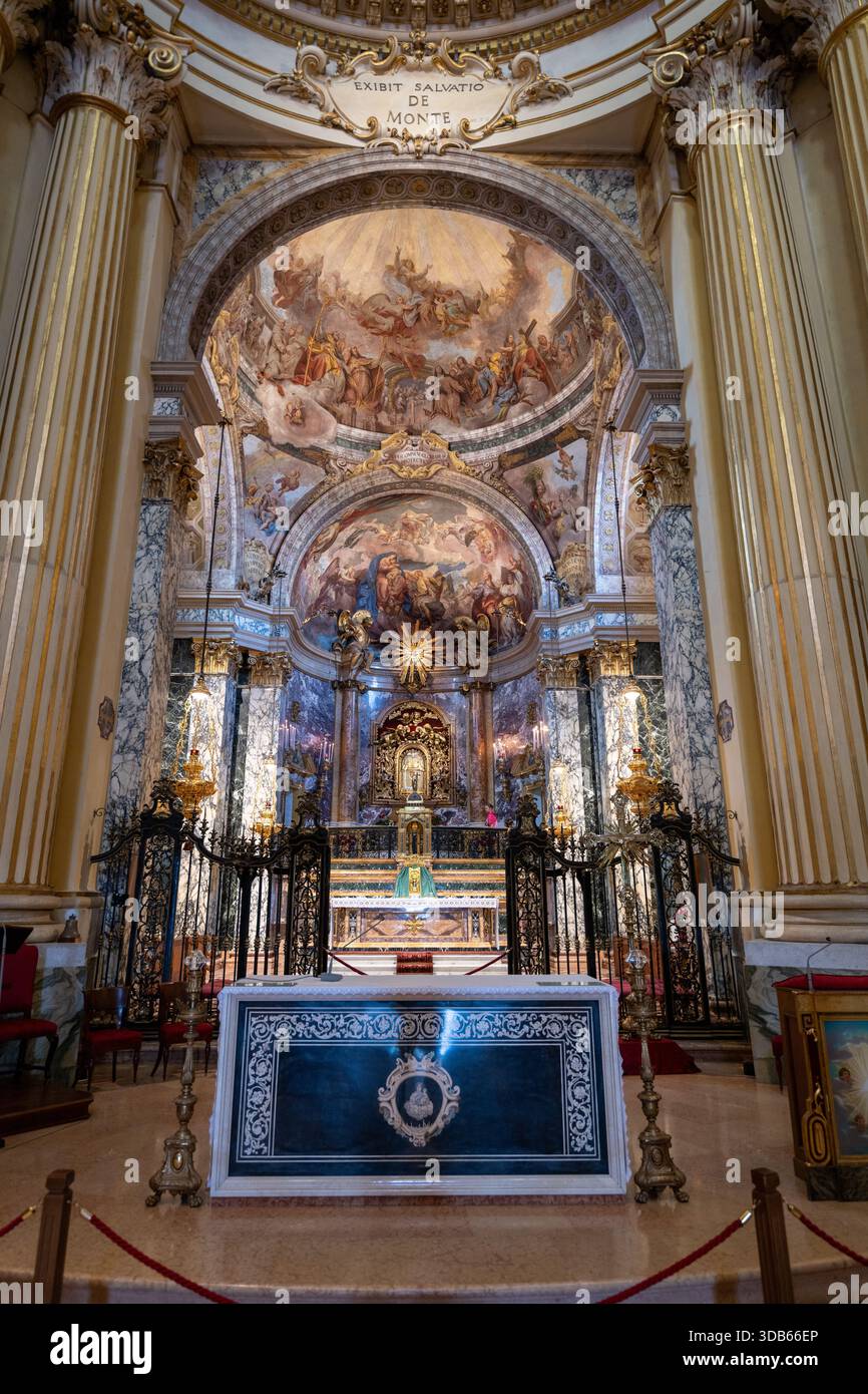 Bologna, Italia - 24 luglio 2025: Altare maggiore barocco del Santuario di nostra Signora di San Luca a Bologna, marmi riccamente decorati, colonne dorate, pitture Foto Stock